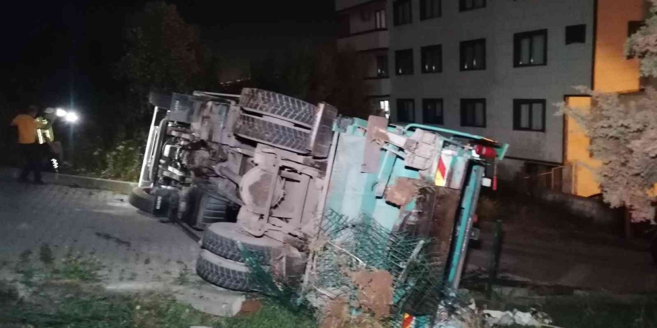 Yokuşta Geriye Kayan Çöp Kamyonu Devrildi