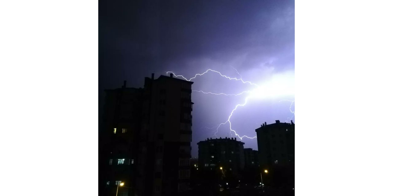 Ankara’da Şimşekler Geceyi Aydınlattı