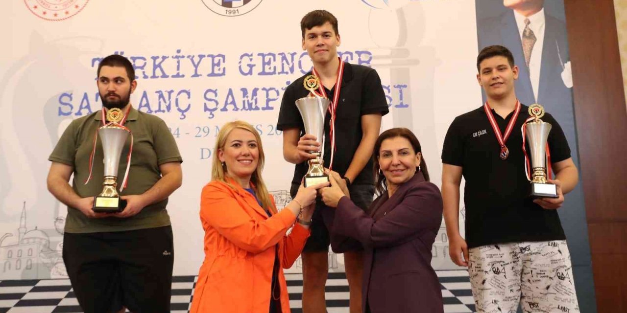Türkiye Gençler Satranç Şampiyonasının Kazananları Ödüllerine Kavuştu