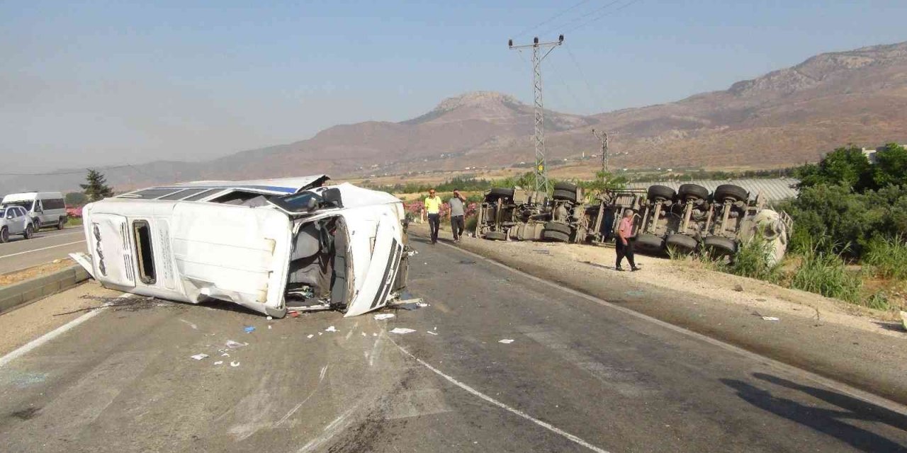 Mersin’de Öğrenci Servisi İle Tır Çarpıştı: 2’si Ağır 11 Yaralı