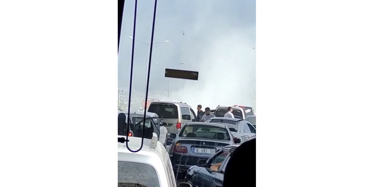 Bursa’da Araç Yandı, Mudanya Yolu Kilitlendi