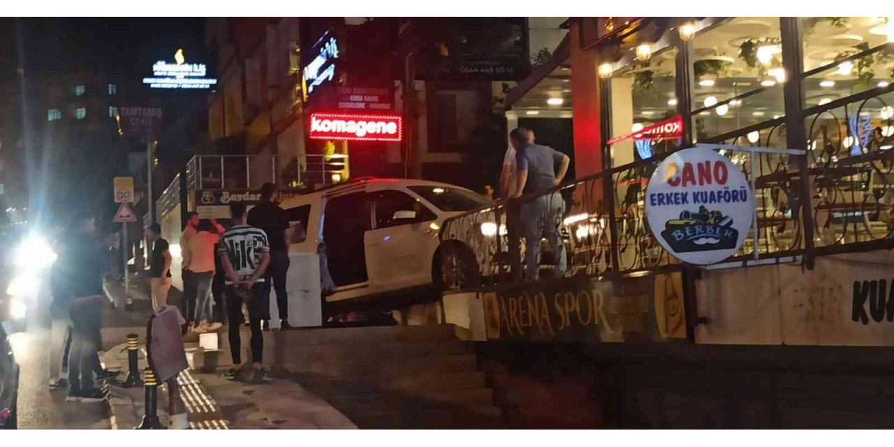 Mardin’de Hızını Alamayan Araç Kafeye Daldı