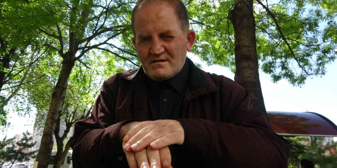Kaşınan Adam