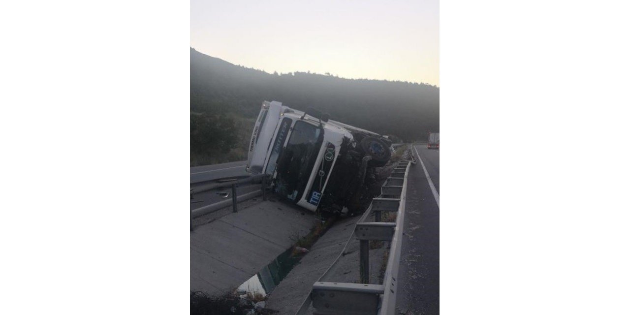 Kontrolden Çıkan Tır Orta Refüje Devrildi
