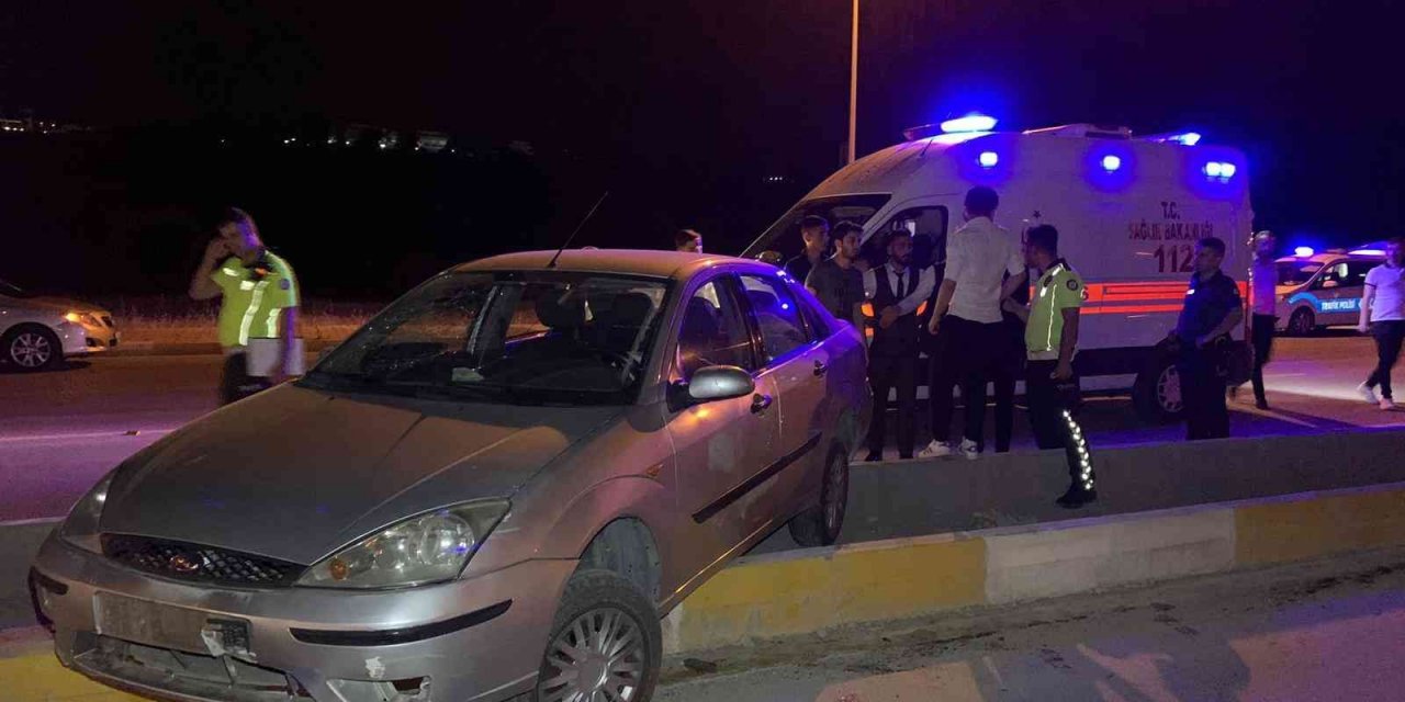 Otomobil Refüje Çıktı: 1 Yaralı