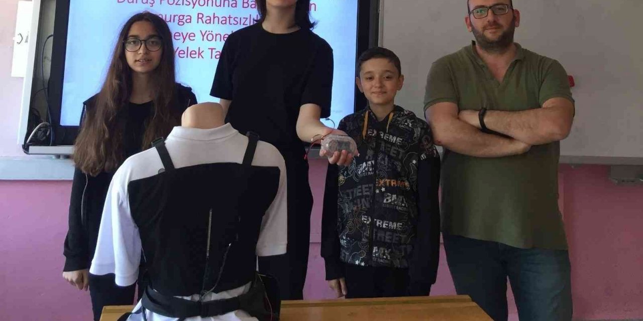 Lise Öğrencilerin Geliştirdikleri Yelek, Omurga Rahatsızlıklarında Erken Tanı Koyulabilecek