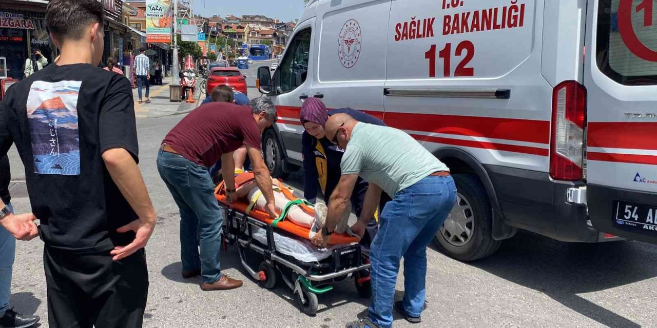 Sakarya’da Otomobil İle Motosiklet Çarpıştı: 2 Yaralı