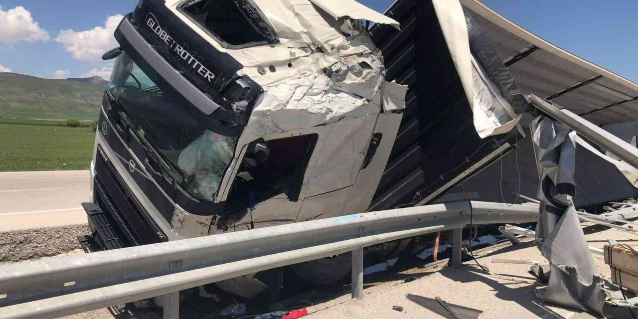 Sürücüsünün Direksiyon Hakimiyetini Kaybettiği Tır Yoldan Çıktı