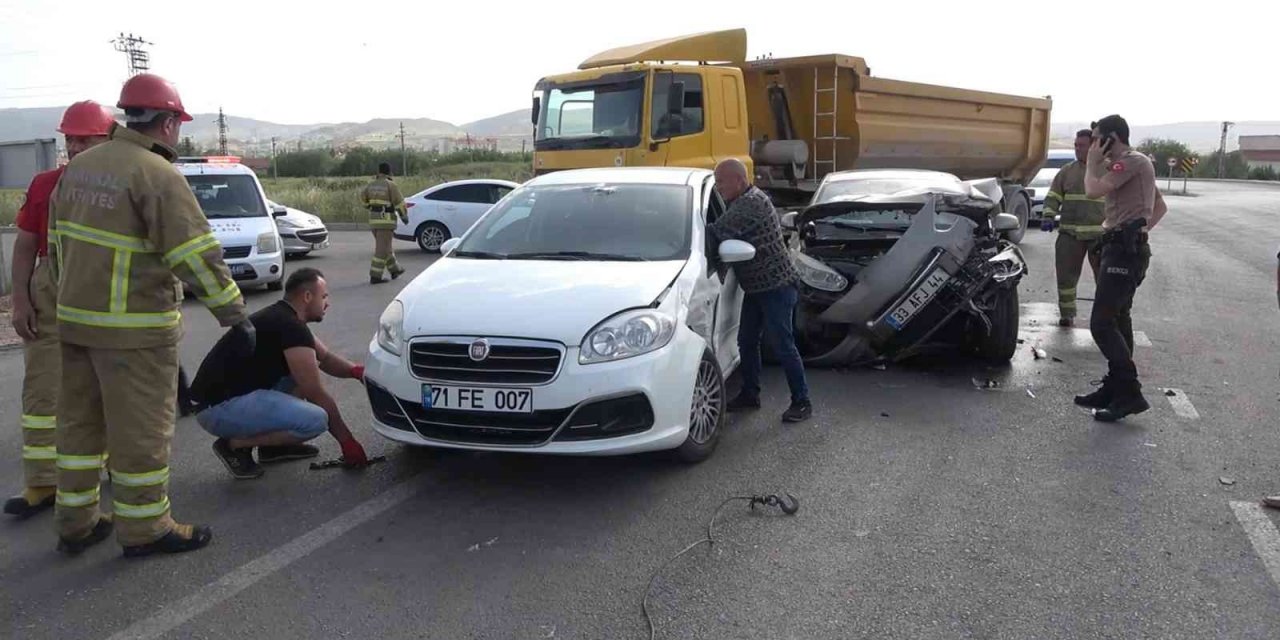 Kırıkkale’de İki Otomobil Çarpıştı: 5 Yaralı