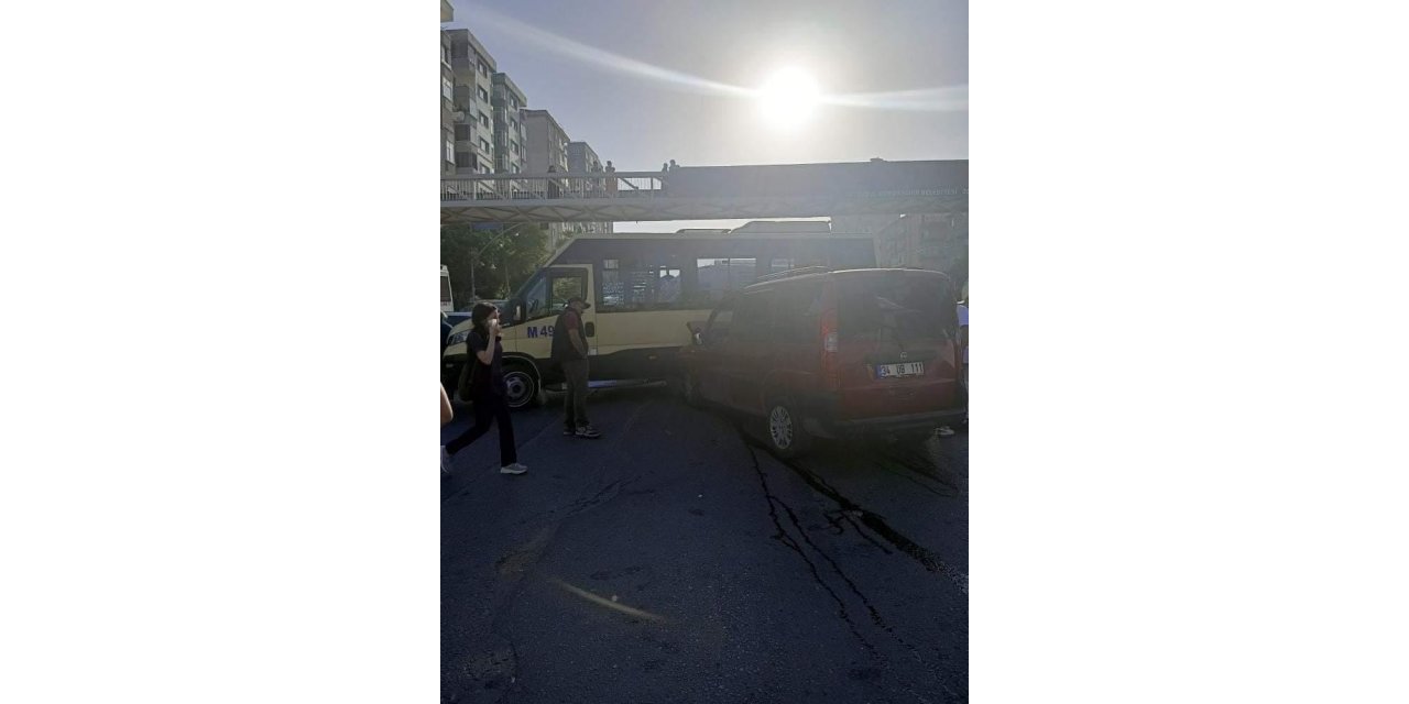 Küçükçekmece’de Ticari Araç Dolmuşla Çarpıştı: 3 Yaralı