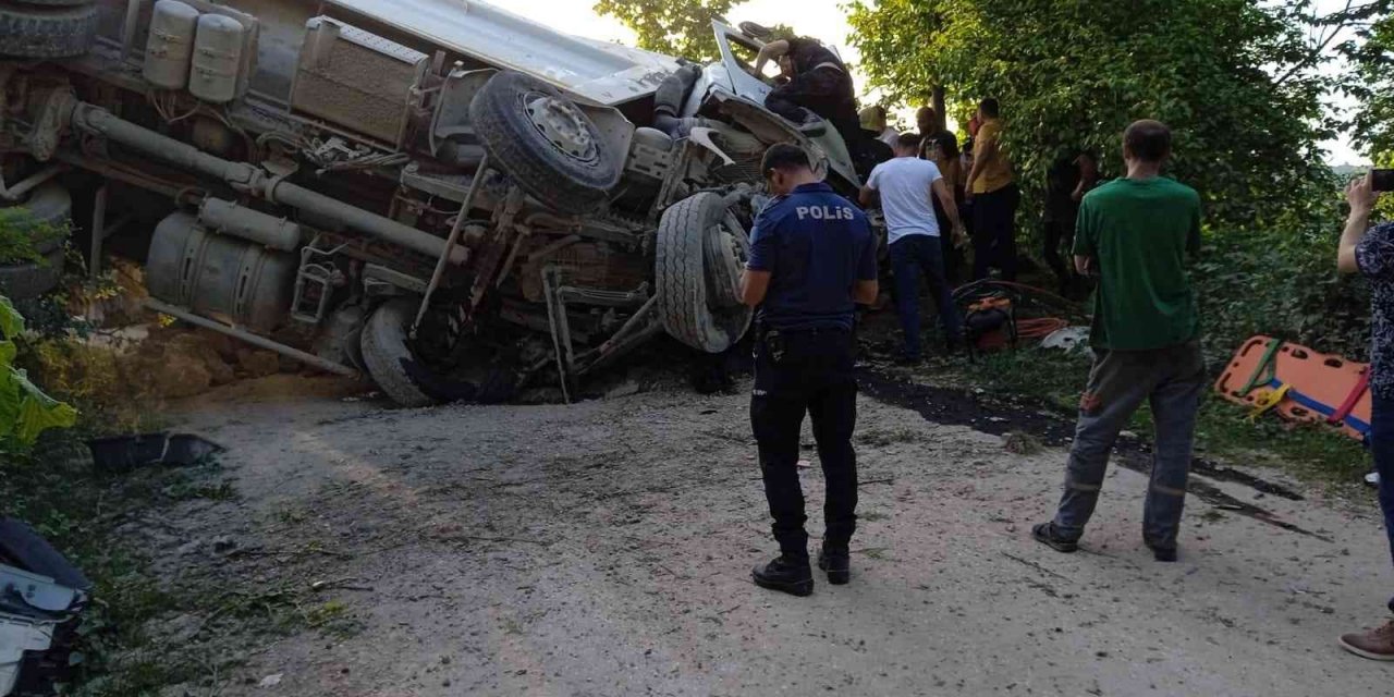 Ordu’da Çakıl Yüklü Kamyon Devrildi: 2 Yaralı