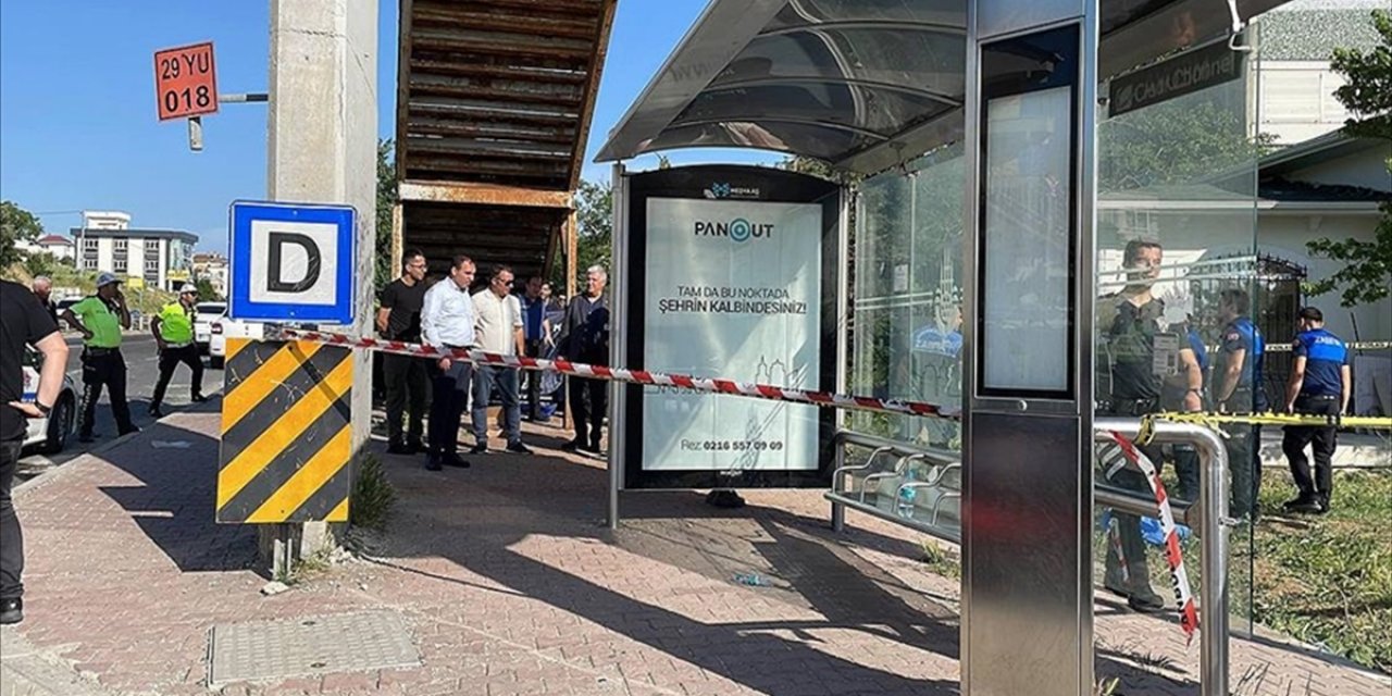 Büyükçekmece'de Araç Otobüs Durağına Daldı, 3 Kişi Hayatını Kaybetti