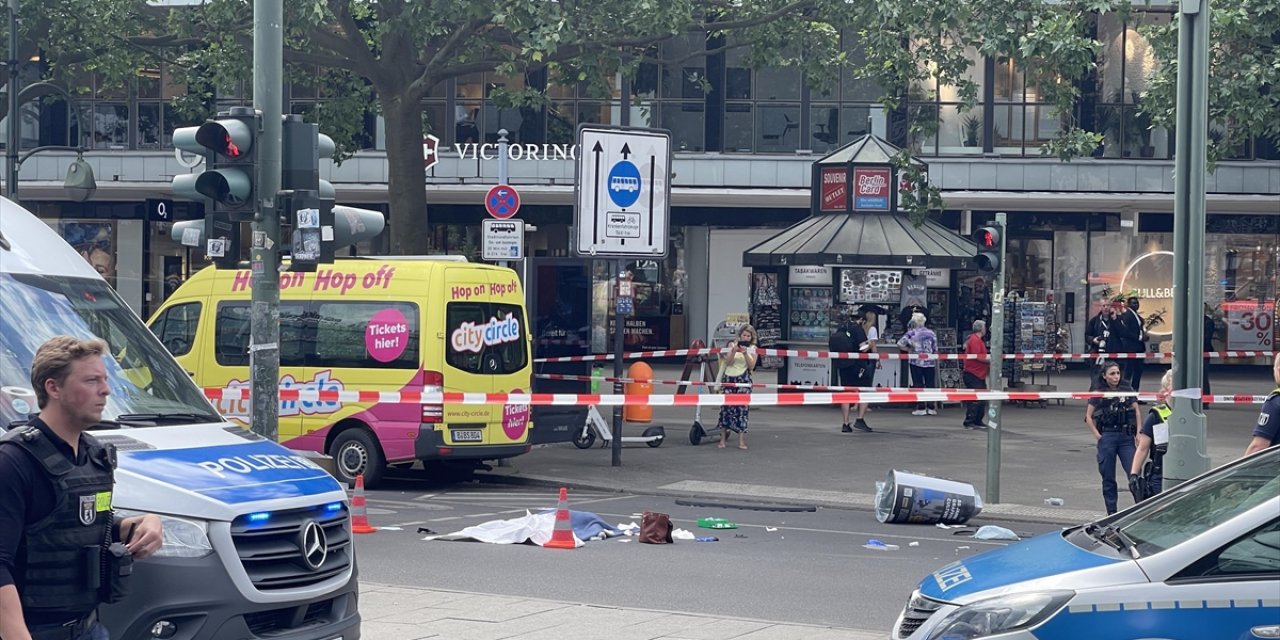Berlin'de Korkutan Olay! Bir Kişi Aracını Yayaların Üzerine Sürdü, Çok Sayıda Yaralı ve Ölü Var