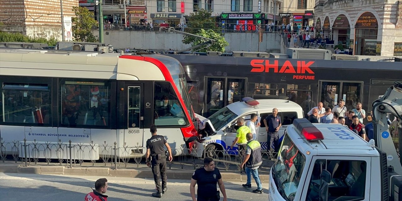 İstanbul, Fatih'te Tramvay ile Polis Aracı Kafa Kafaya Çarpıştı, 3 Kişi Yaralandı