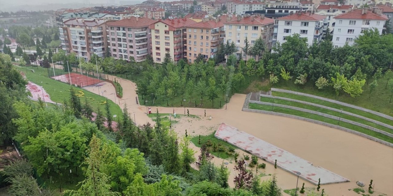 Başkentte Ani Sağanak Su Taşkınlarına Neden Oldu, Araçlar Yolda Kaldı