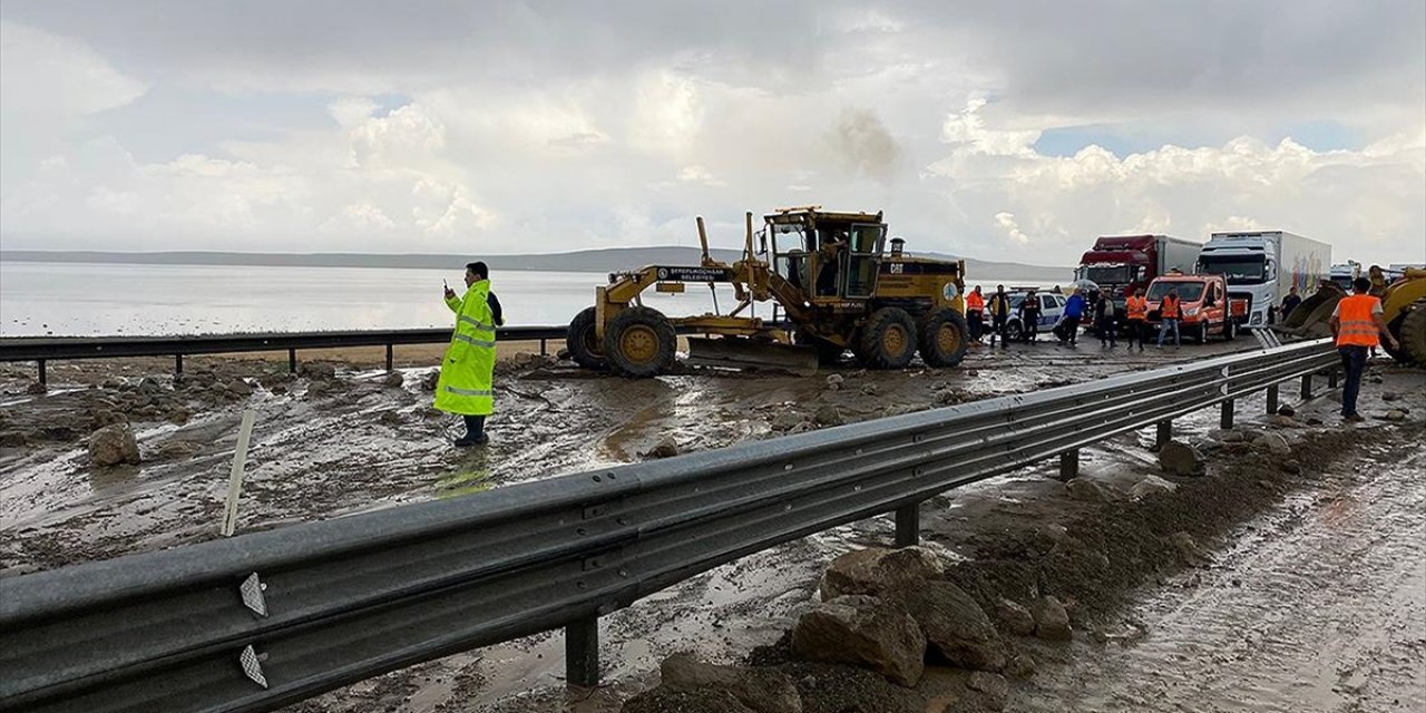 Ankara E-90 Karayolu'nda Sağanak Engeli, Yollar Çamur ve Taşlarla Kaplandı