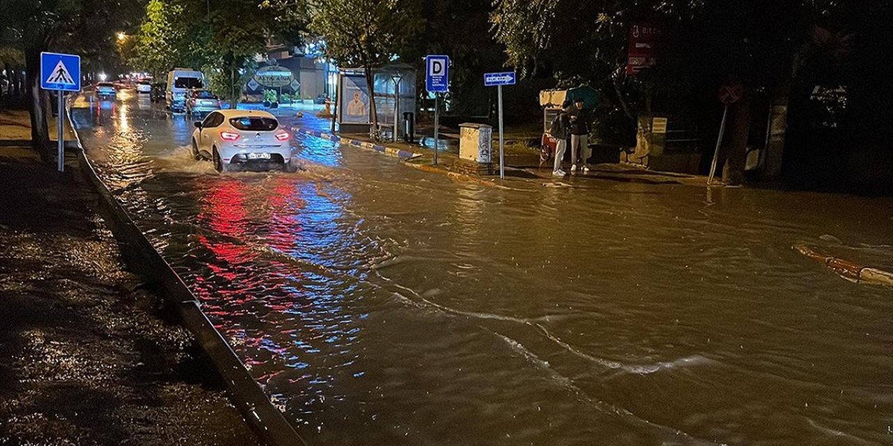 Afyonkarahisar'da Şiddetli Sağanak Araçlara Zor Anlar Yaşattı