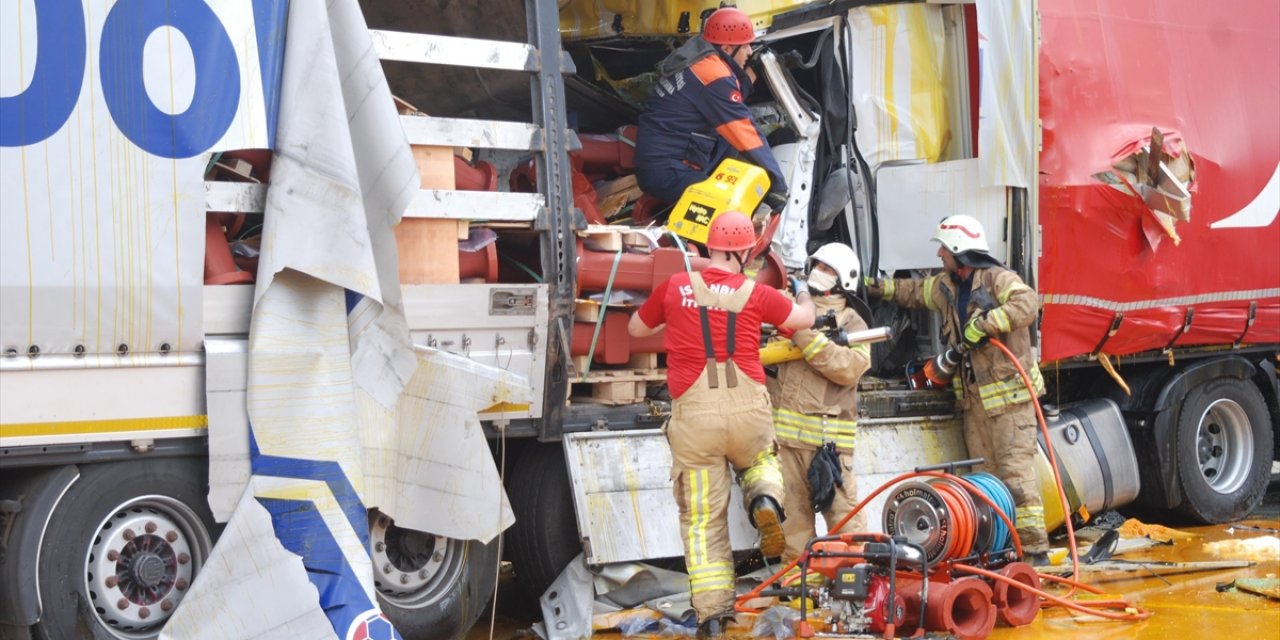 Beykoz'da Korkunç Kaza! 2 Tır İle 1 Minibüs Birbirine Girdi, 1 Kişi Hayatını Kaybetti