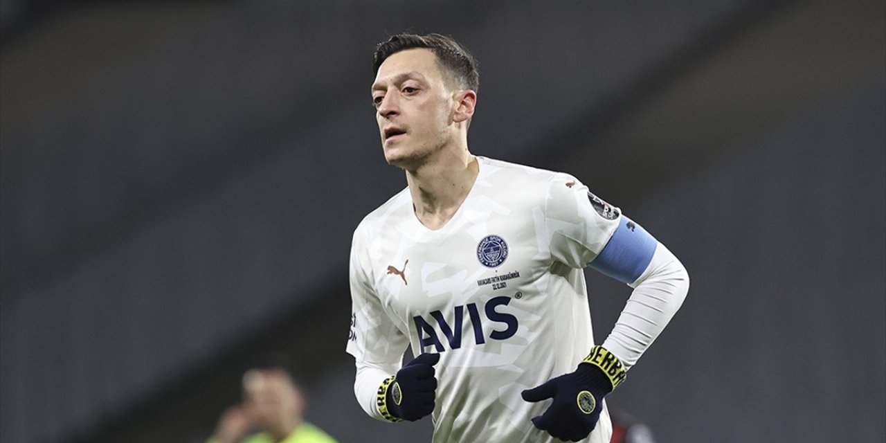 Fenerbahçe'de Kadro Dışı Bırakılan Mesut Özil'den 'Ben Tatil Yapmaya Gelmedim' Açıklaması