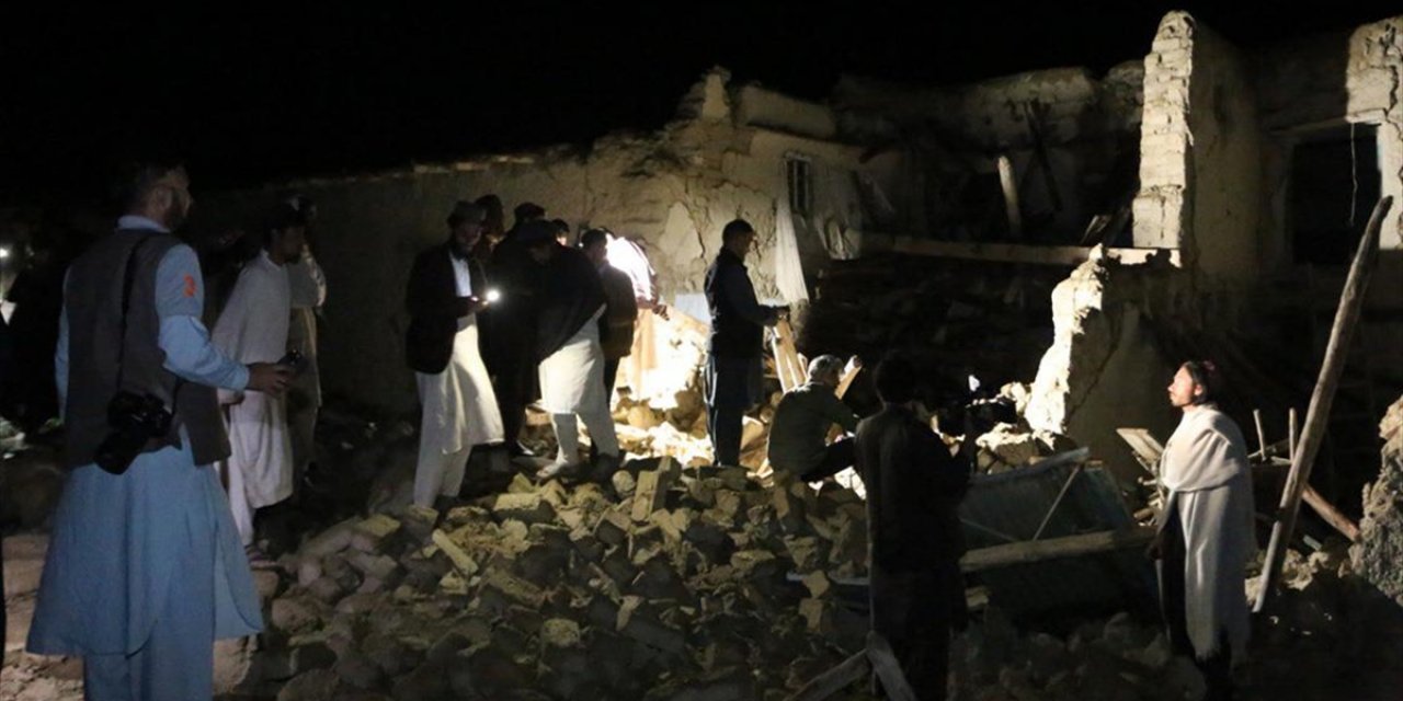 Afganistan'ı Yıkan Deprem Sonrası Havanın Kararmasıyla Arama Kurtarma Faaliyetlerine Ara Verildi