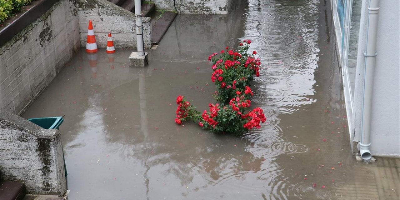 Samsun'u Etkisi Altına Sağanak ve Dolu Hayatı Olumsuz Etkiledi