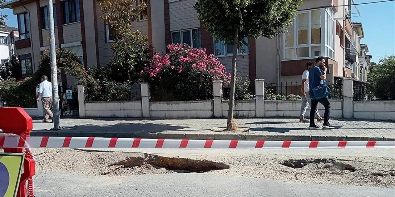 Büyükçekmece'de Yol Çöktü, Bazı Evleri Su Bastı