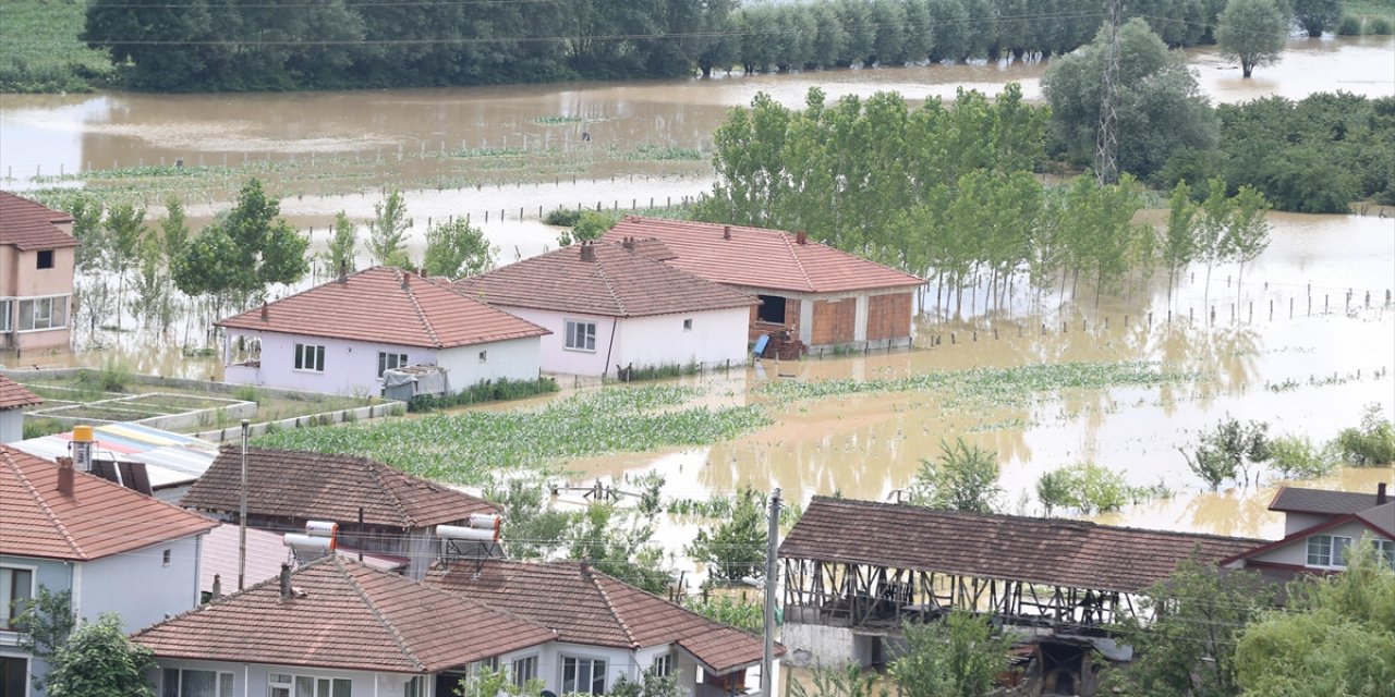 Düzce'de Sel Nedeniyle Evlerini Terk Edenler, Bir An Önce Suyun Çekilmesini Diliyor
