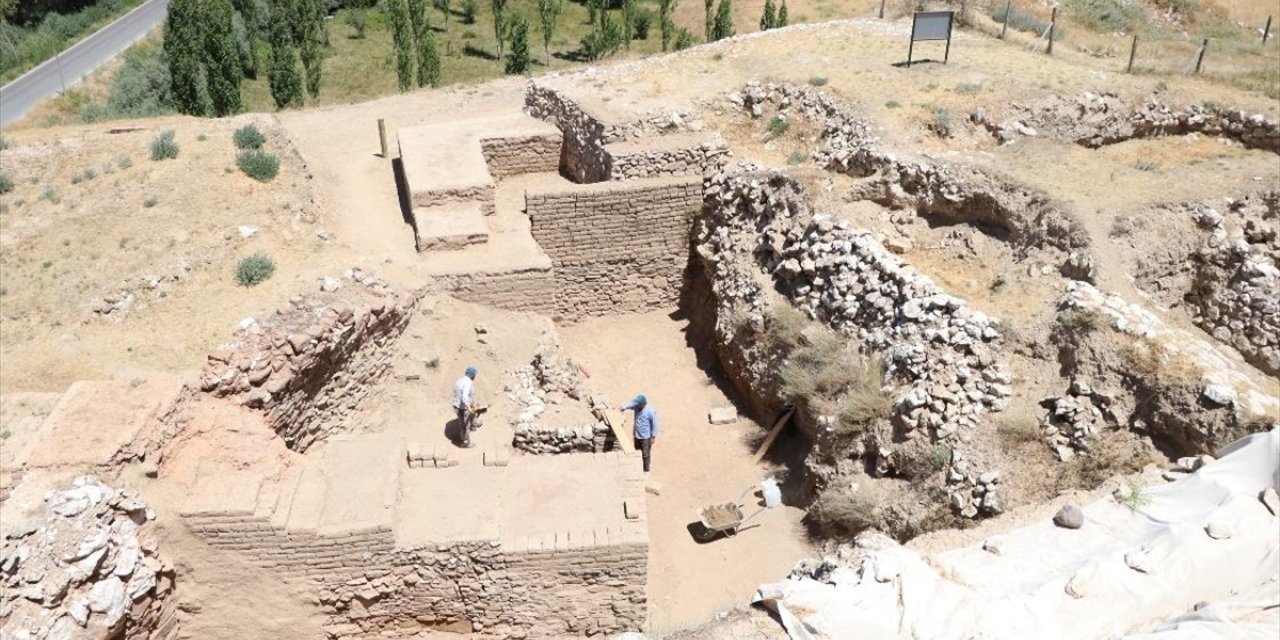Niğde'de Höyükteki Kazıda Pers Dönemine Ait Alçı Taşı Surlar Bulundu