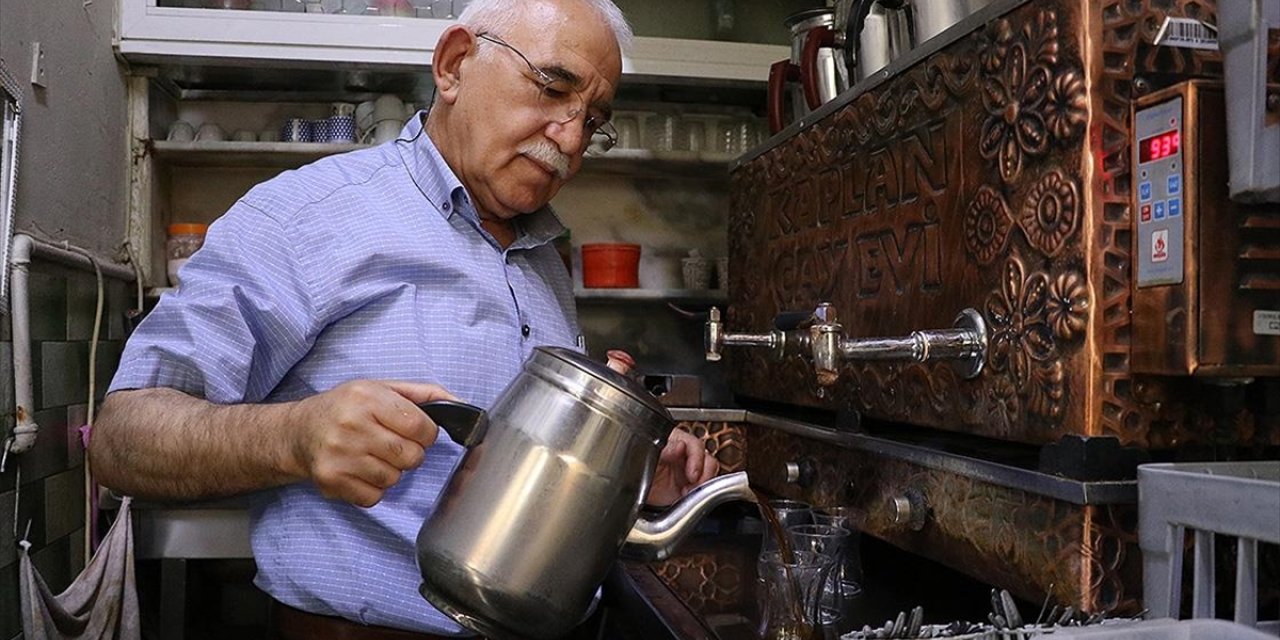 Kayserili Esnaf Çay Ocağında 40 Yıldır Sigara İle Mücadele Ediyor