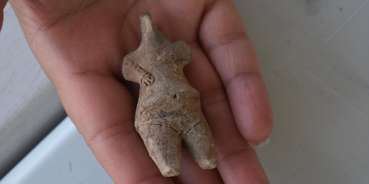 İzmir'deki Kazıda 7 Bin 800 Yıllık Kadın Heykelciği Bulundu
