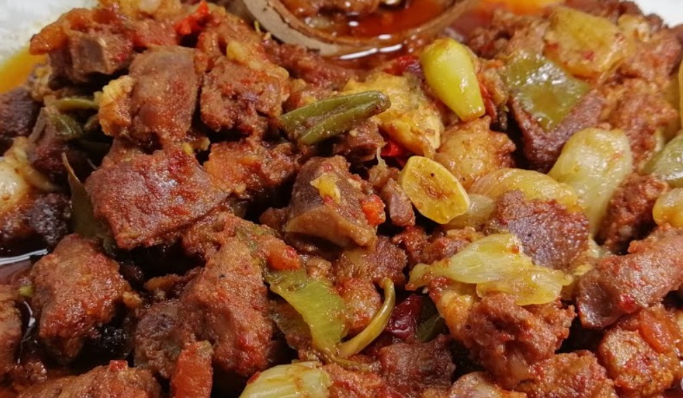 Lokantalardaki kadar lezzetli testi kebabı tarifi! Püf noktası içine eklenen malzemede.. Bir tutamı bile lezzetlendiriyor