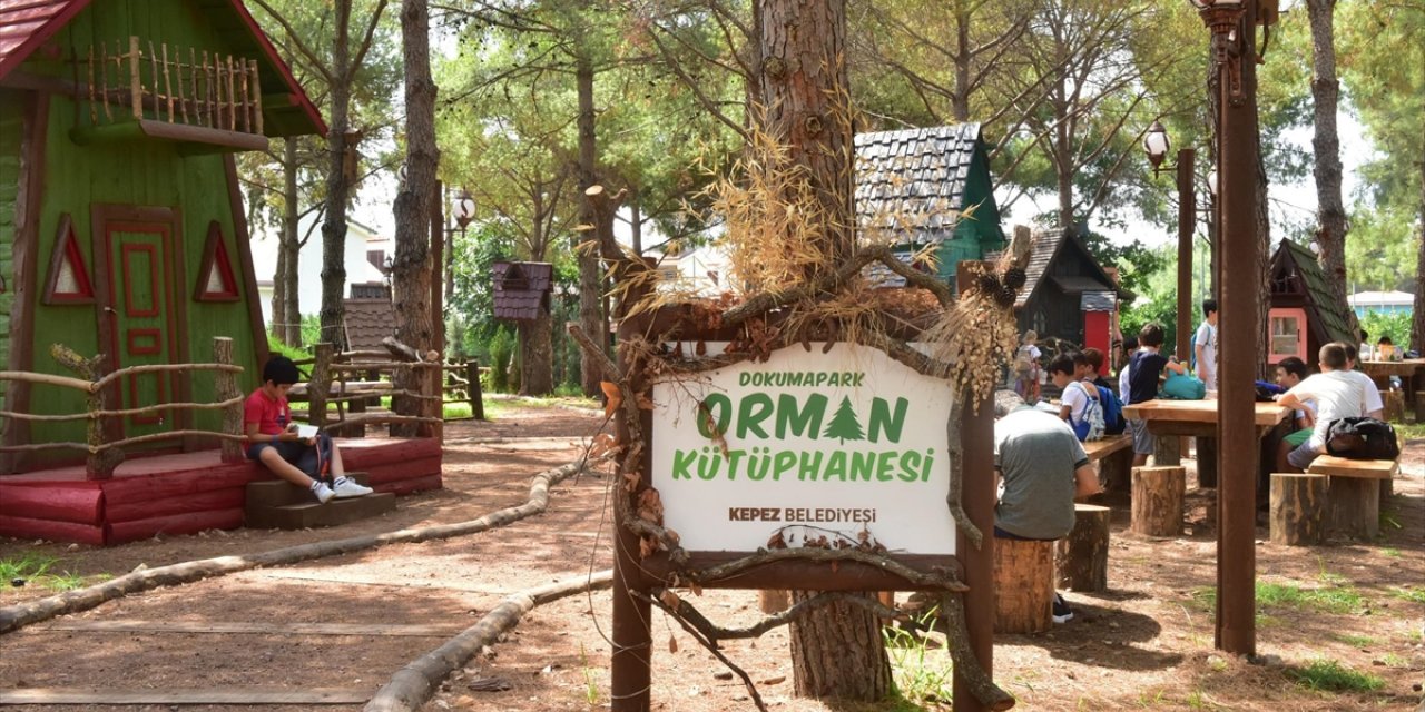 Antalya'da Kurulan "orman Kütüphanesi" Kitapseverleri Ağırlıyor