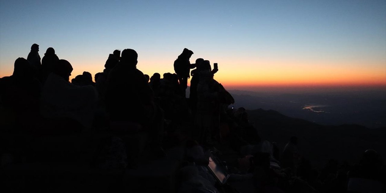 Dünya Mirası Nemrut'u Hafta Sonu 1000 Kişi Ziyaret Etti