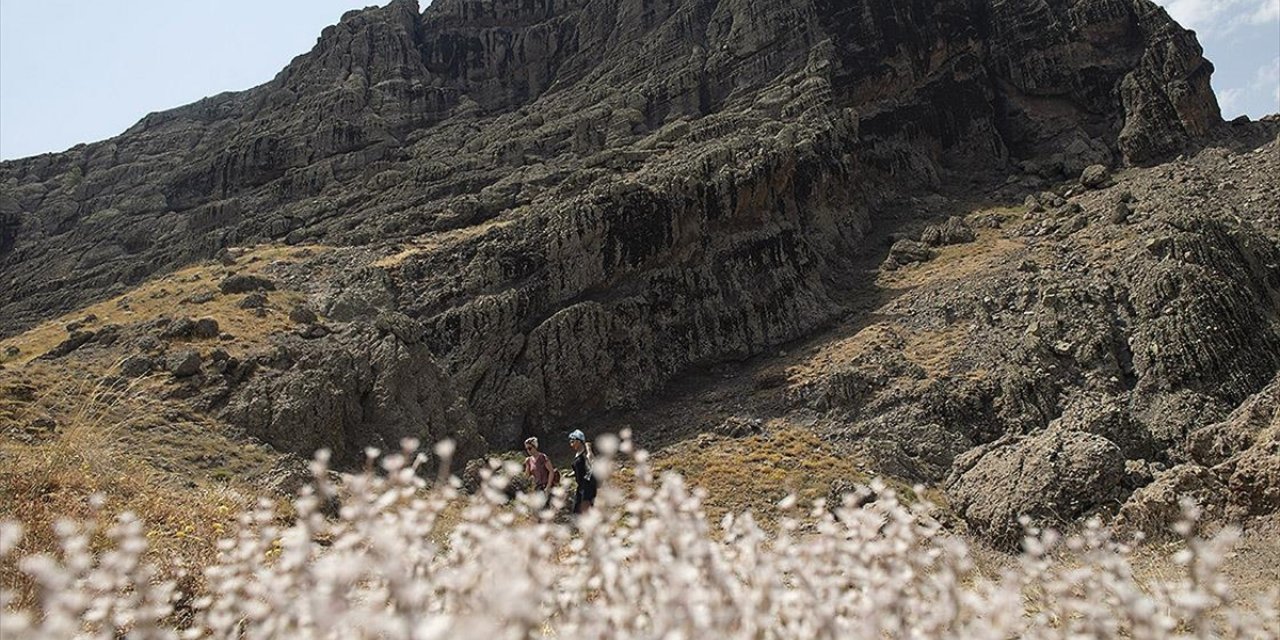 Tunceli'deki Düzgün Baba Dağı Yerli Ve Yabancı Turistleri Ağırlıyor