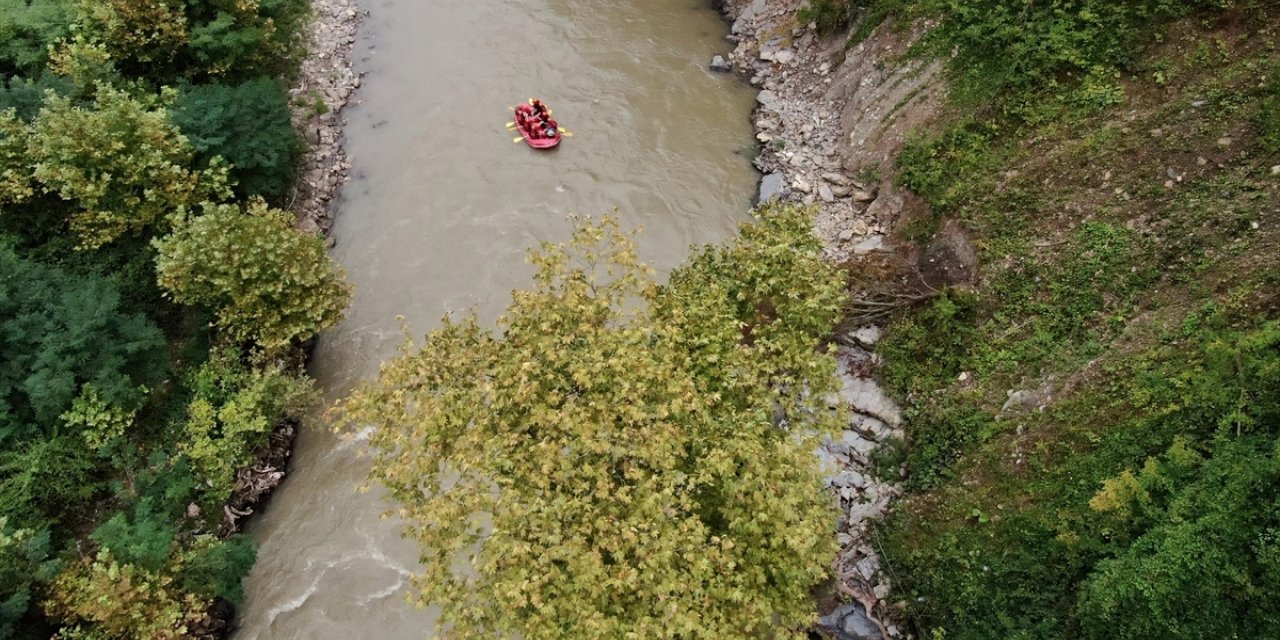 Adrenalin Tutkunları Melen Çayı'nda Rafting Yaptı