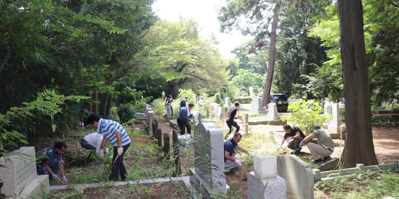 Japonya'da İslam Ve Türk Büyüklerinin Kabirleri Çiçeklendirildi