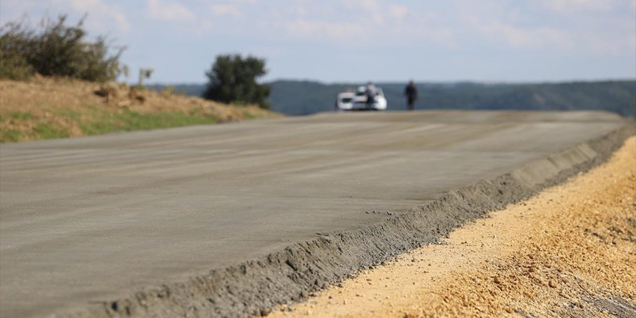 Edirne'de Köy Yolları Asfalt Yerine Beton Kullanılarak Yenileniyor