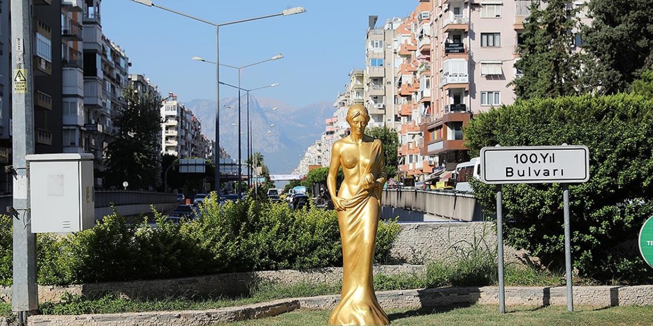 59. Antalya Altın Portakal Film Festivali'nin Simge Heykeli 'venüs' 59 Noktaya Yerleştirildi