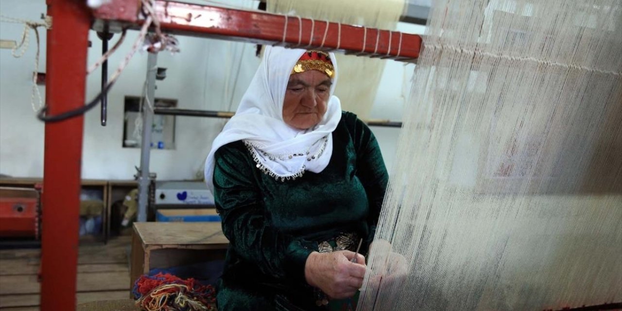 Ömrü Tezgahın Başında Geçen Hacer Usta, Geleneksel Motiflere Hayat Veriyor