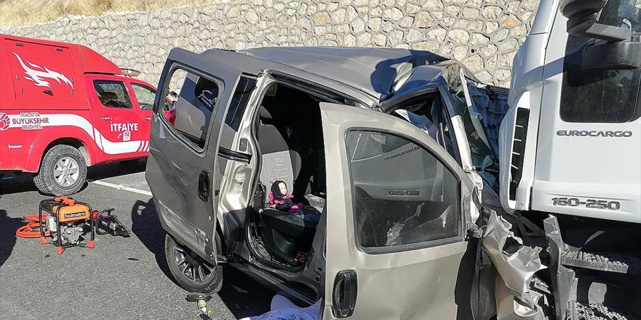 Malatya'da Tırla Hafif Ticari Araç Çarpıştı, 3 Kişi Öldü, 3 Kişi Yaralandı