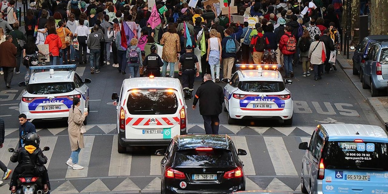 Paris'te Gençler İklim İçin Yürüdü