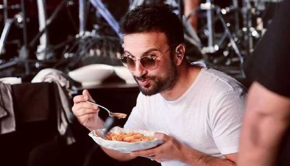 Megastar Tarkan’dan makarnalı ‘tbt’ paylaşımı
