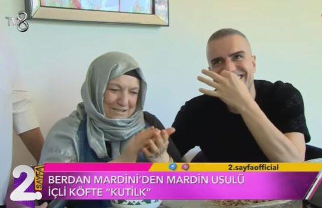 Berdan Mardini içli köfte yaparken elini burnuna götürünce tepki çekti... "Burnunun lezzetini kattı"