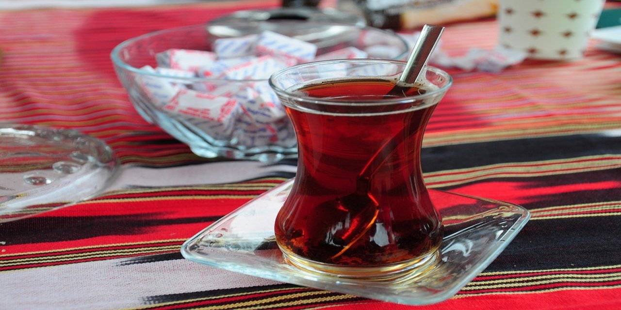 Çay demlerken yapılan hata. Çayı ölümcül hale getiriyor dikkat edin