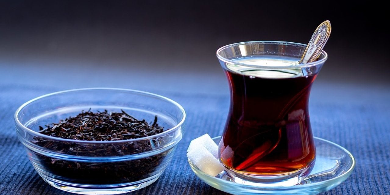 Çay yaparken içine 1 tutam ekleyin çayın çok daha lezzetli olmasını sağlıyor
