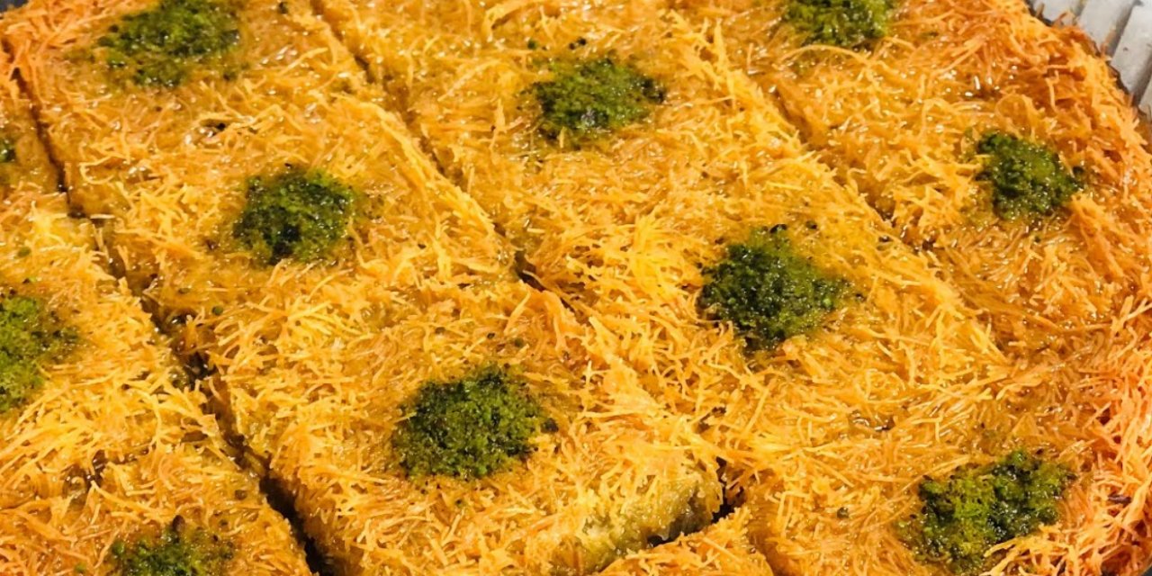 Dondurma ya da Kaymak Eşliğinde Geleneksel Türk Mutfağı Tatlılarından; Tepsi Kadayıf tarifi