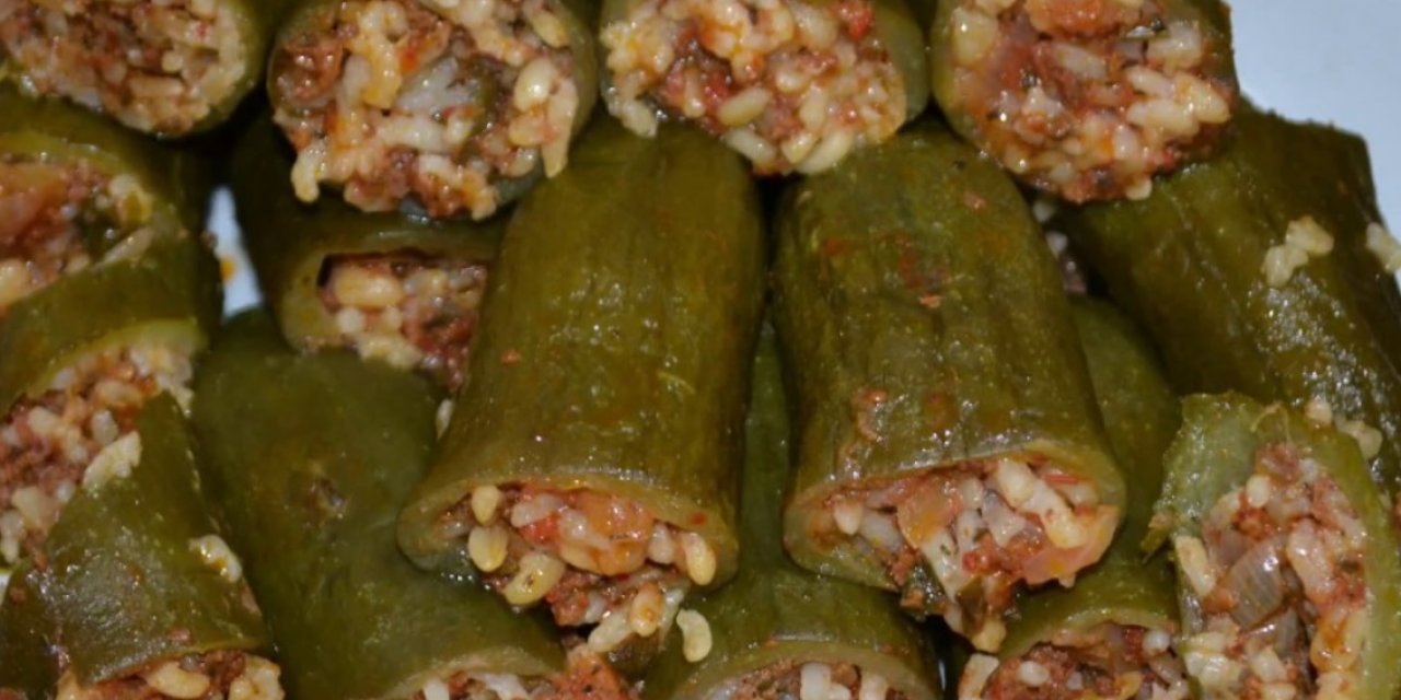 Salatalıktan da dolma mı olurmuş demeyin. Bu tarifle Çok lezzetli oluyor içi de lokum gibi pişiyor!