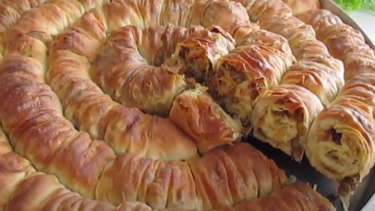 Böreğin çok daha iyi pişmesini sağlıyor. Üzerinin sönmemesi için kesinlikle sürmelisiniz