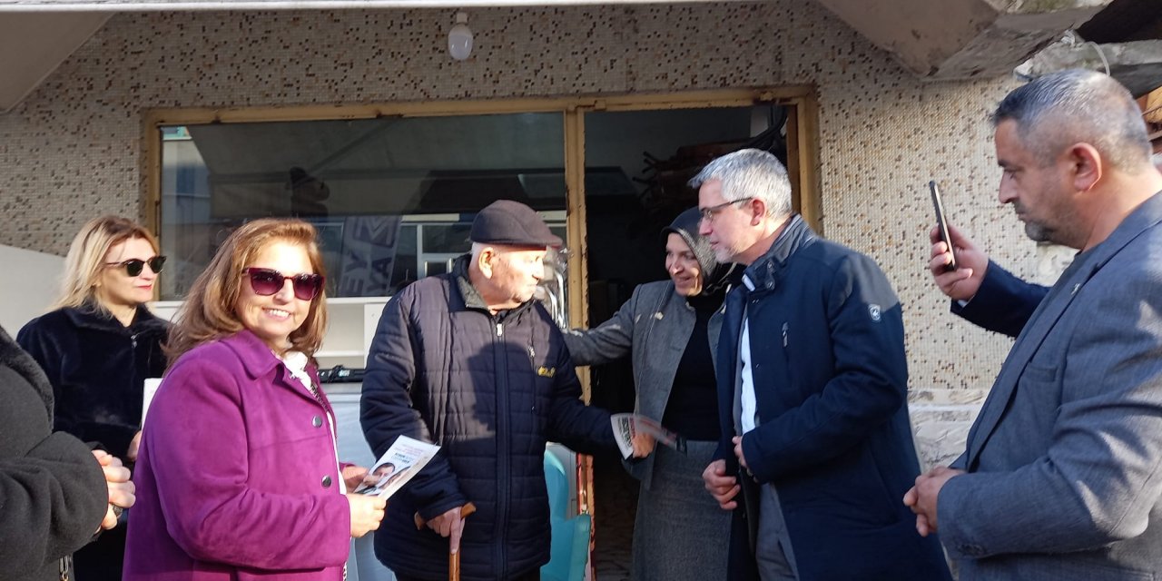 Gelecek Partisi Adapazarı Katlı Pazar esnafını ziyaret ederek vaatlerini paylaştı