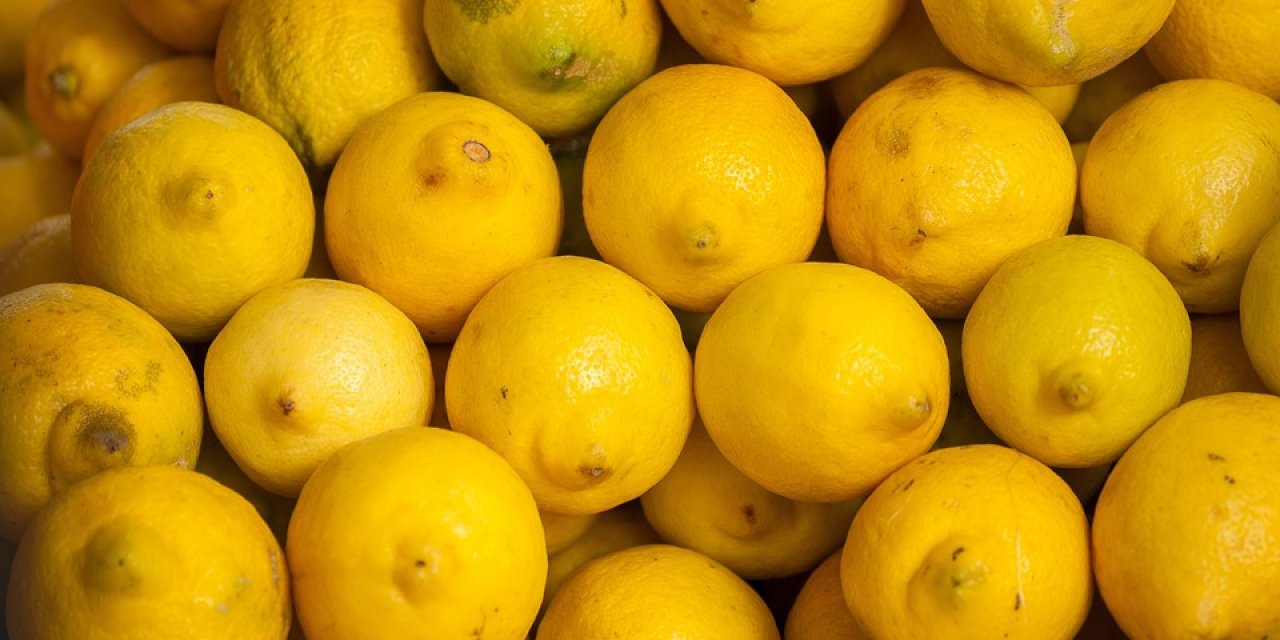 Hep israf etmişiz. Limonları küflenmeden de aylarca saklamak mümkün.. İşe yarar bir teknik